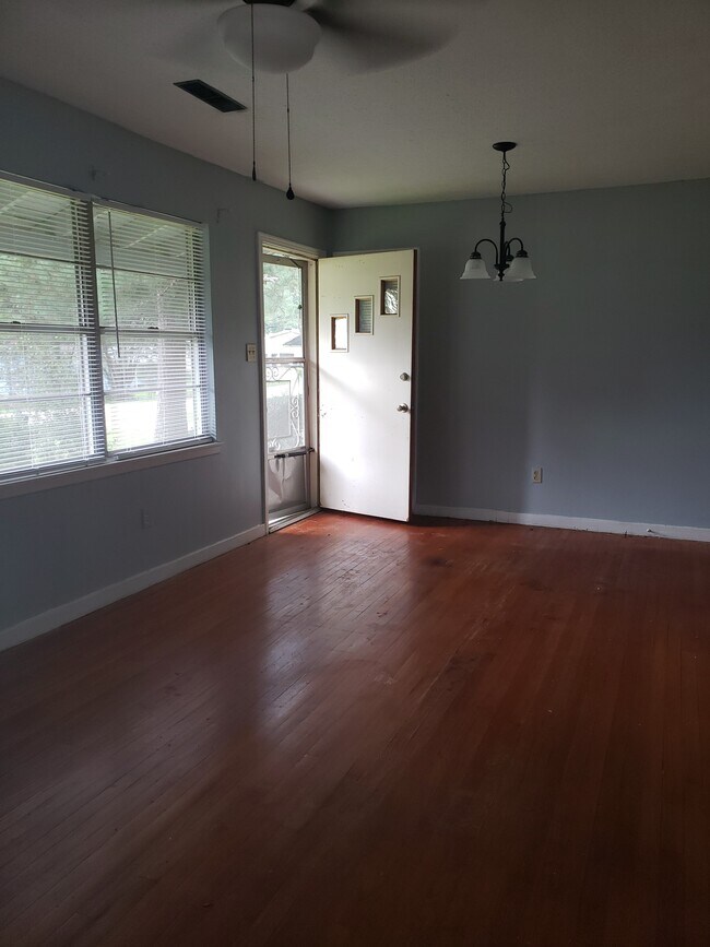 Building Photo - 3132 Charleston Dr