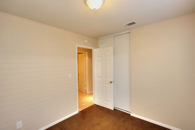Building Photo - Spacious 3 Bedroom, 2 Bath Home in Beautiful Lake Elsinore!