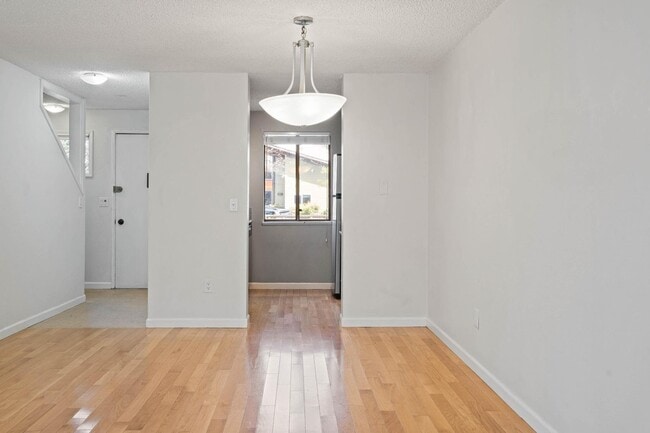 Building Photo - Well-maintained 2-bdrm/1-bath unit in tri-plex—On-site laundry, off-street parking, storage
