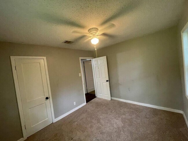 Building Photo - 6110 Sherwood Dr