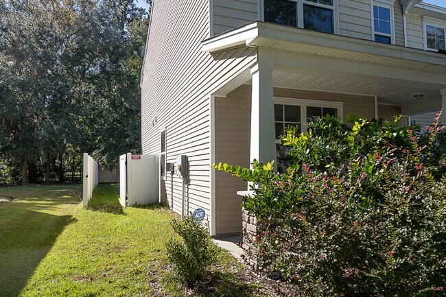 Building Photo - Four Bedroom in Shadow Moss