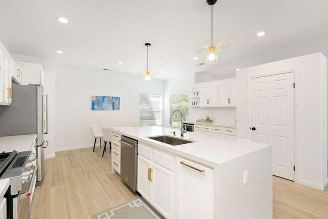 Building Photo - 836 Mira Grande