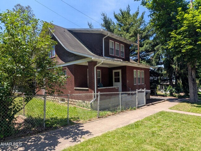 Building Photo - 243 Lunen St