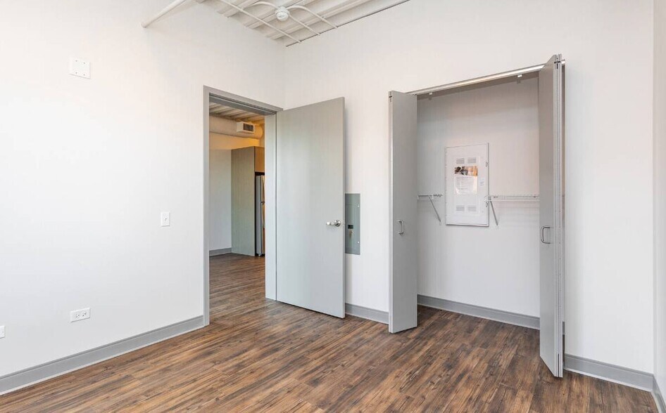 Building Photo - 943 W Dakin St