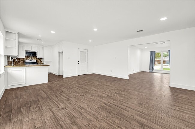 Building Photo - 470 Beresford St