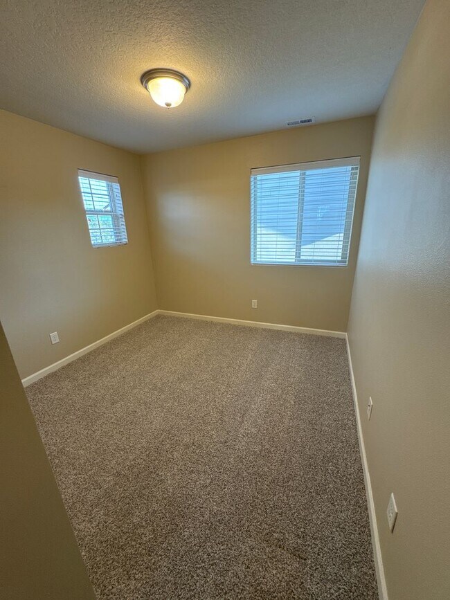 Building Photo - ? Beautiful 4-Bed, 3-Bath North Albany Hom...