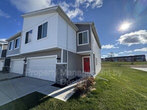 Building Photo - 9788 Crestview Dr