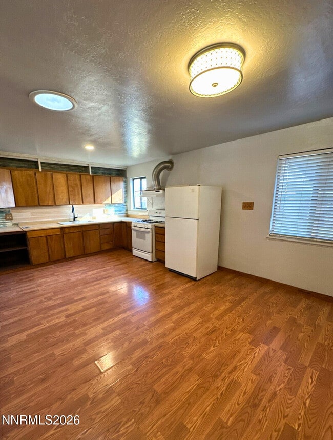 Building Photo - 39 E K St