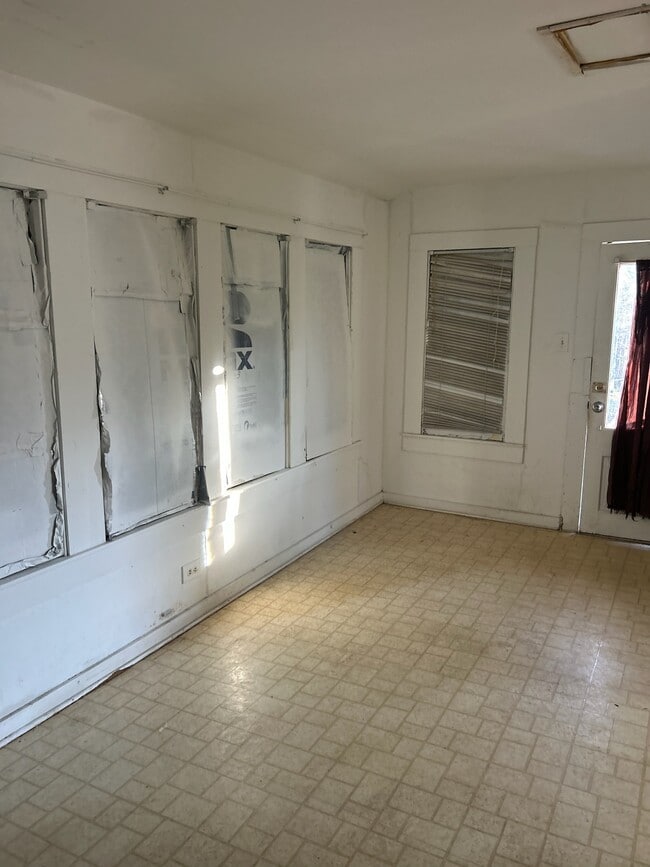 Building Photo - 206 Dallas St