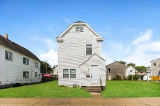 Building Photo - 1425 4th Ave