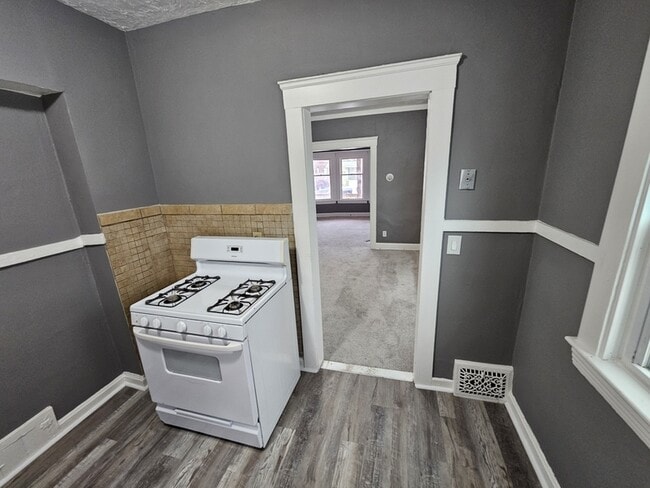 Building Photo - 440 E 115th St