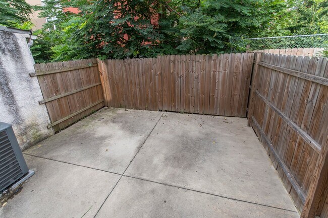 Building Photo - 1632 N Sydenham St