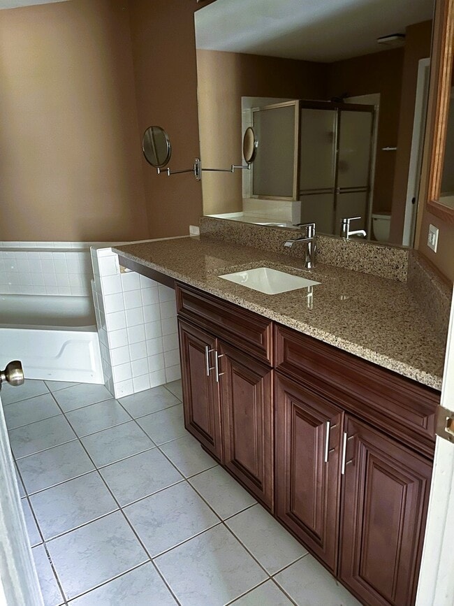 Building Photo - 4427 Edinburg Ln