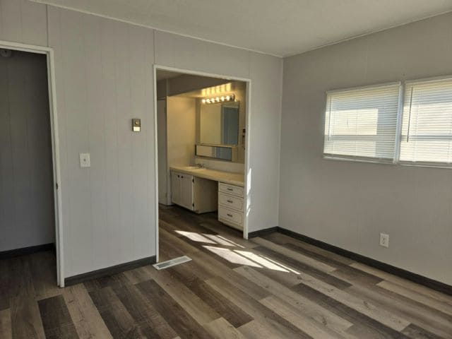 Building Photo - 406 50th Avenue Plaza W