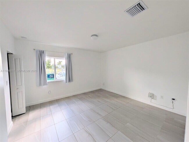 Building Photo - 1238 NW 4th Ln