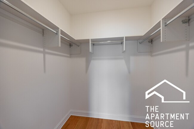 Building Photo - 738 N Avers Ave