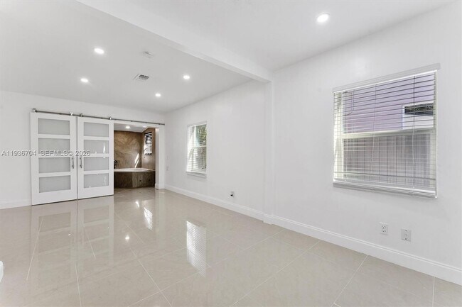 Building Photo - 300 SW 11th Ct