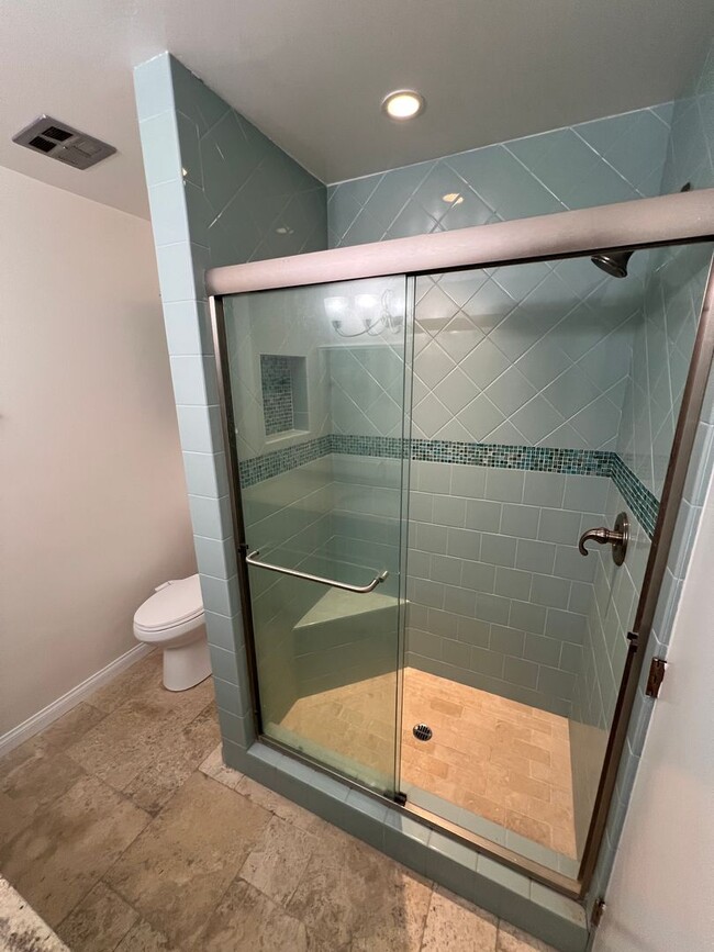 Building Photo - GREAT location, downstairs 2+2 condo