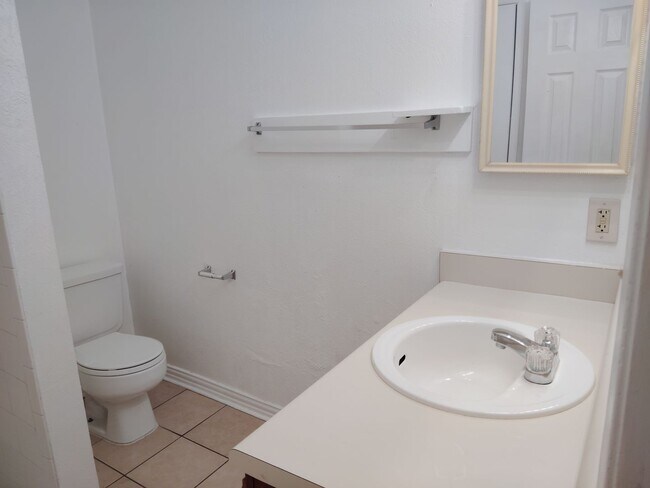 Building Photo - 543-545 Canary Lane