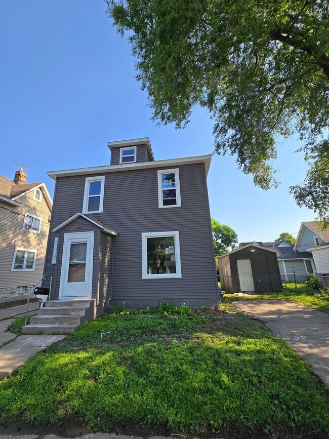 Building Photo - Newly Renovated Single Family Home - GREAT...