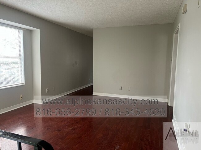 Building Photo - NE 4 Bedroom Duplex, Garage, Vouchers OK