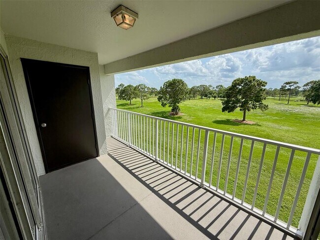 Building Photo - 13917 Fairway Island Dr