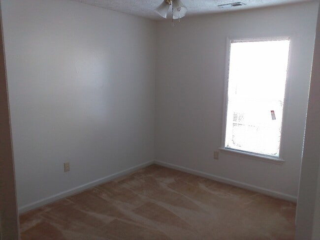 Building Photo - 2 Bedroom, 1 bath apartment - Downstairs Unit