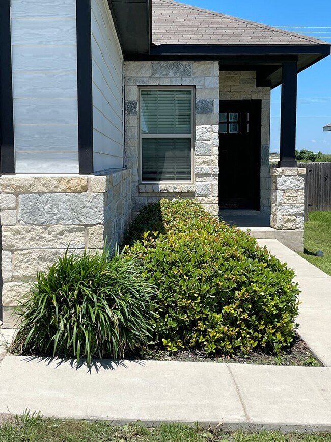 Building Photo - 3 bedroom, 2 bath home for lease
