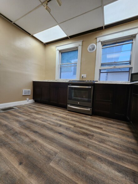 Kitchen - 1017 N Elmwood Ave