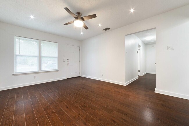Building Photo - 205 Chippendale Ave