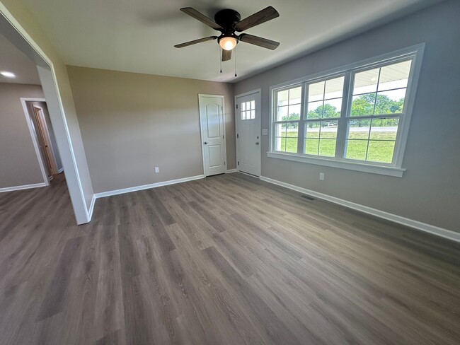 Building Photo - Newly Renovated Home in Shelbyville - 30 m...