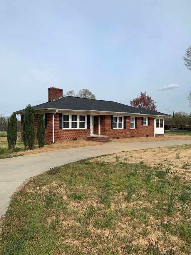 Building Photo - Country Living with City Convenience!