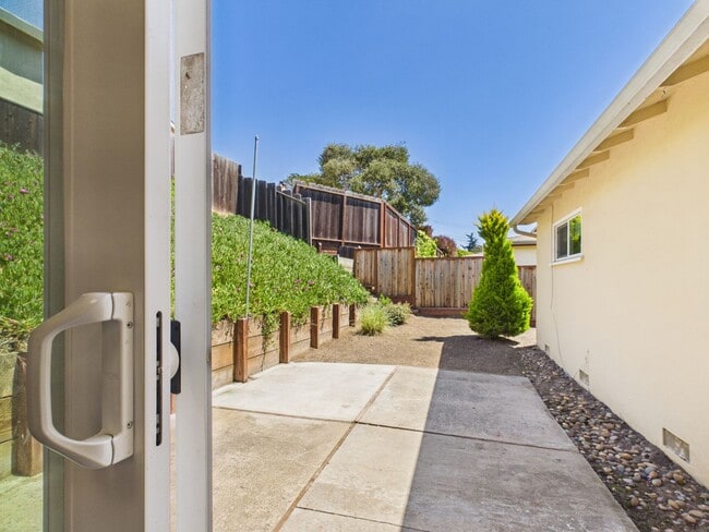 Building Photo - Del Rey Oaks Charmer for Rent