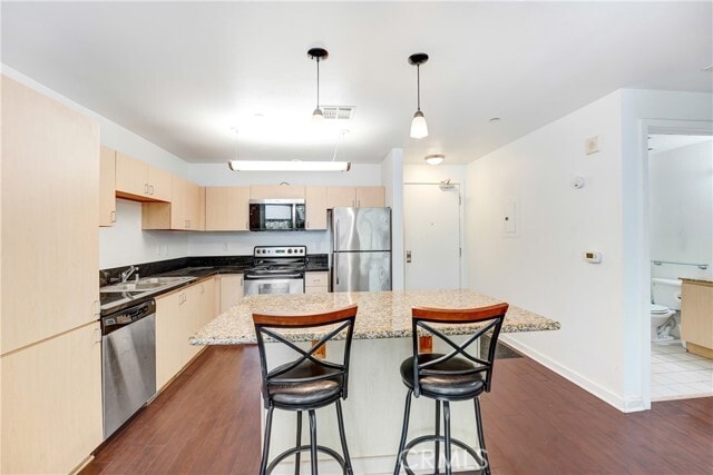 Building Photo - 630 W 6th St