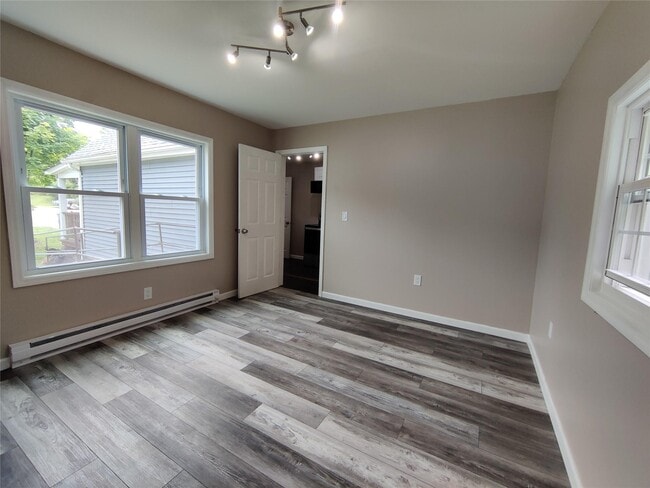 Building Photo - 917-921-921 Violet Ave