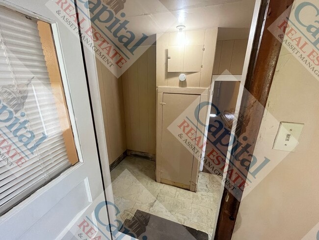Building Photo - Charming 3 Bedroom
