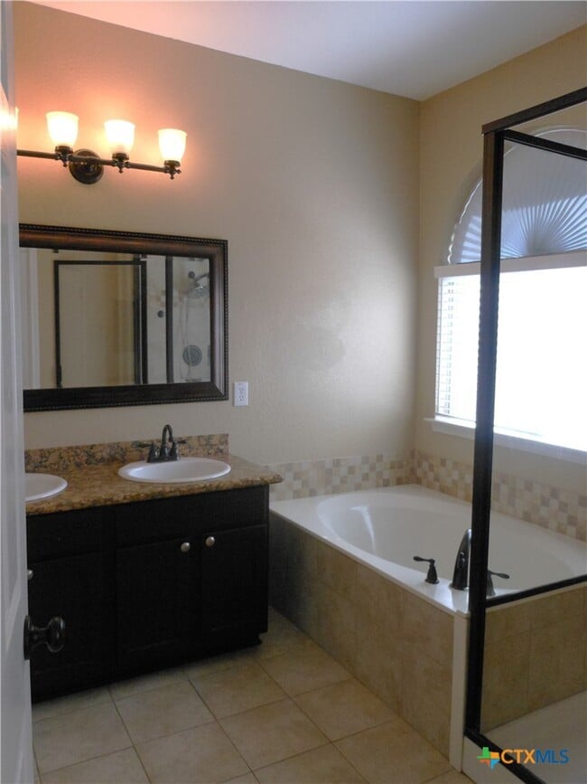 Building Photo - 2242 Lakeline Dr