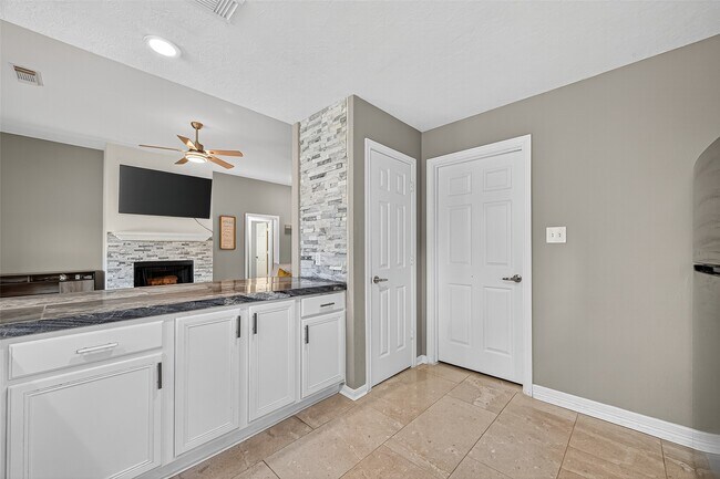 Building Photo - 6719 Woodland Oaks
