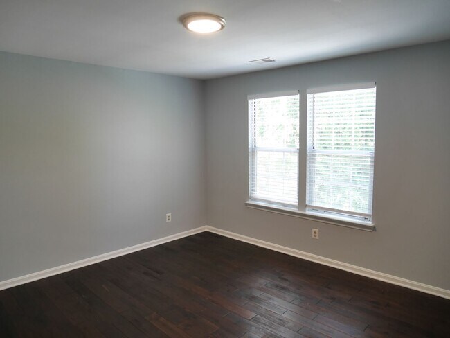 Building Photo - Spacious 5 Bedroom Home in Quiet Cul-de-Sac