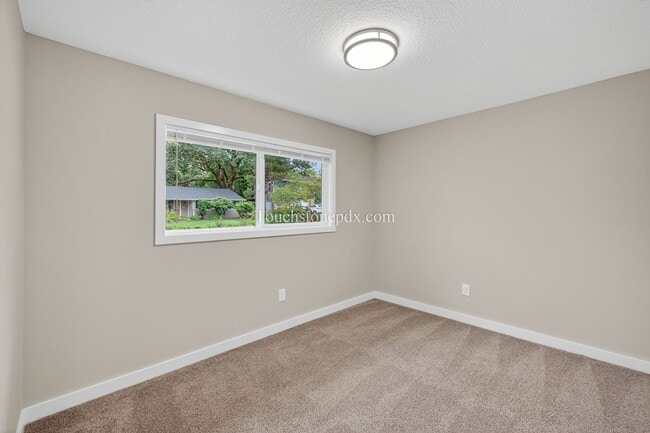 Building Photo - 119 SE Sweetbriar Ln