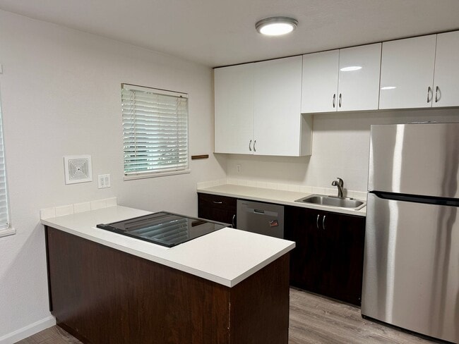 Building Photo - Better than Cool 2 bedroom in Creston-Kenilworth