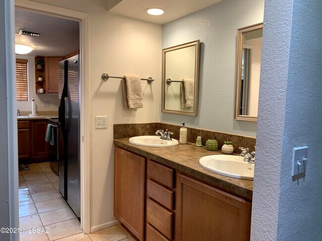 Building Photo - 5051 N Sabino Canyon Rd