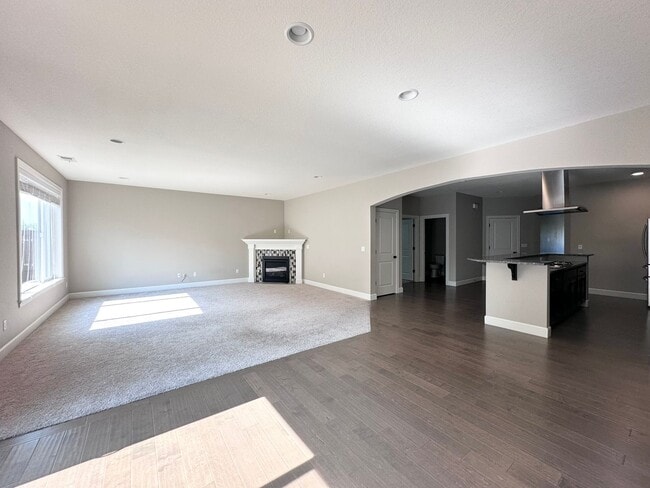 Building Photo - Stunning Modern 5 Bed 3 Bath Home in North...