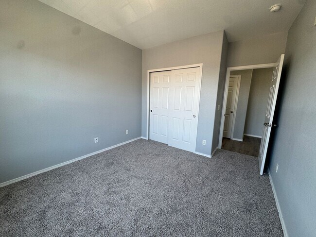 Building Photo - Move-In Ready Top-Floor Condo with New Flooring & Fresh Paint