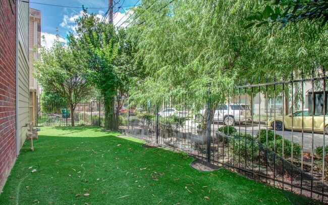 Building Photo - Stunning Three-Bedroom Townhouse Located i...