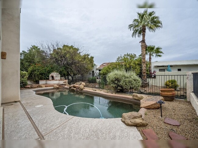 Building Photo - 4605 N Clear Creek Dr