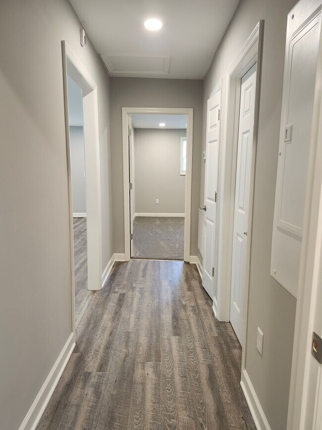 Building Photo - 2 bedroom 1 bath fully updated home in Eas...