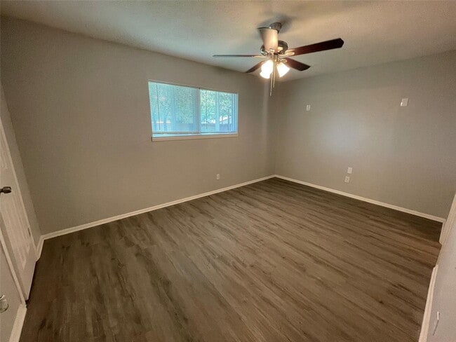 Building Photo - 3 BR/2.5BA | Updated Single Family Home | Gated backyard