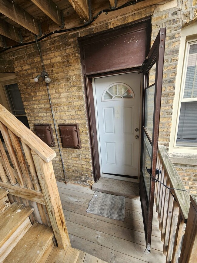 Building Photo - Spacious 2bed/1bath With Vintage Touches and Updated Kitchen