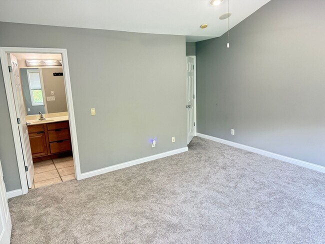 Building Photo - 2550 Cleinview Ave